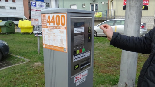 Hétfőtől ingyenes a közterületi parkolás Magyarországon