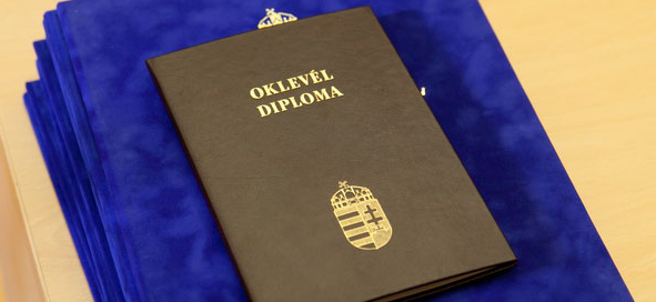 Postai úton is átvehetőek lesznek a diplomák