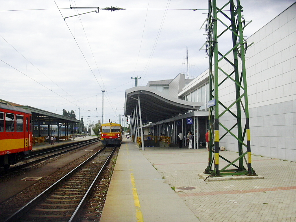 Hétfőtől a vonatállomásokon és a buszmegállókban is kötelező lesz maszkot viselni