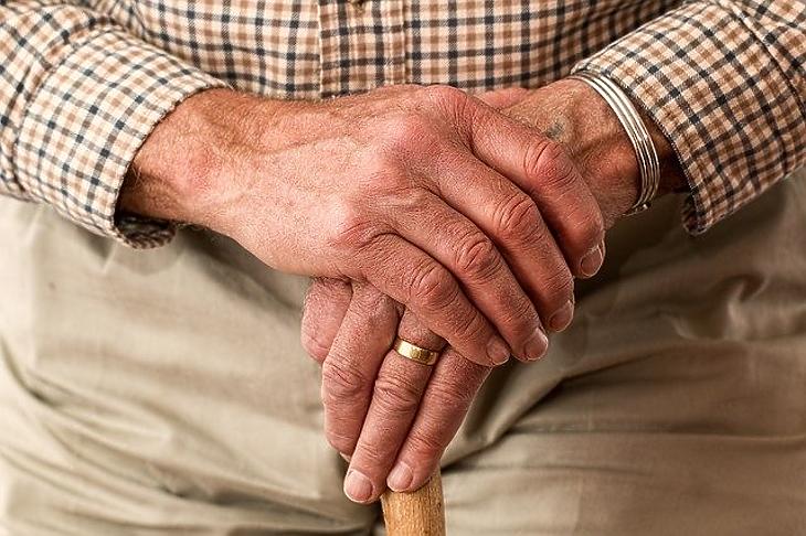 Továbbra is két negatív teszt kell a szociális intézményekbe való beköltözéshez