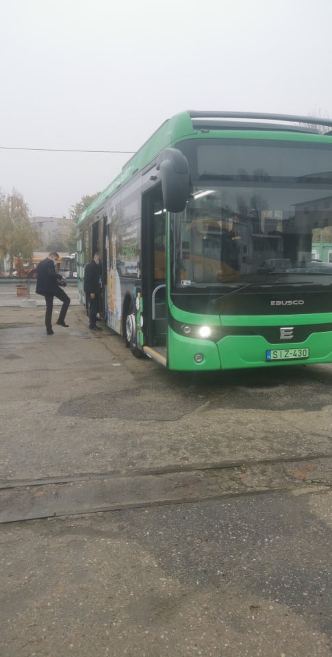 Üde színfolt lesz az új elektromos autóbusz Nyíregyházán