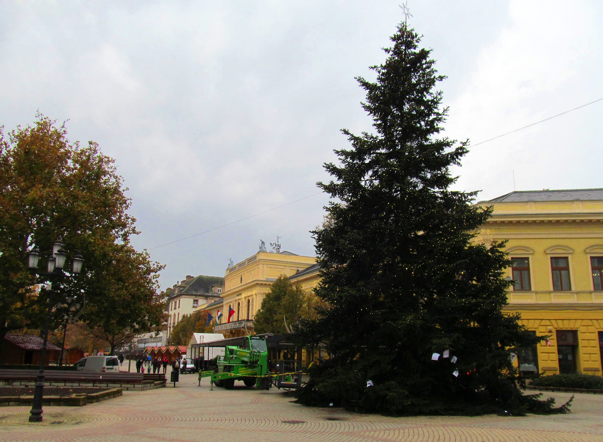 Zajlanak városunk karácsonyi díszítésének munkálatai