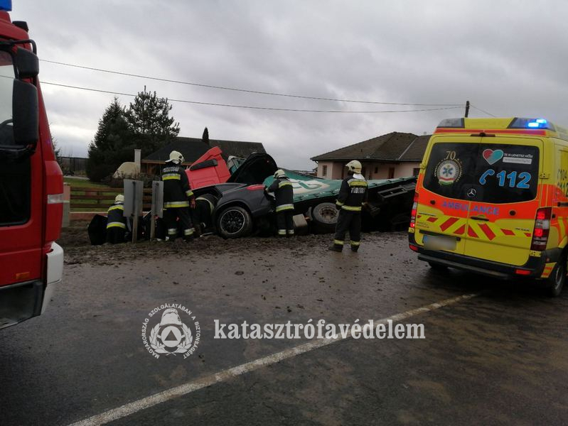  Kamion és személyautó ütközött tegnap Pátyodnál