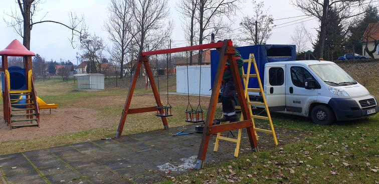 Folyamatosan karbantartja a város játszótereit a NYÍRVV