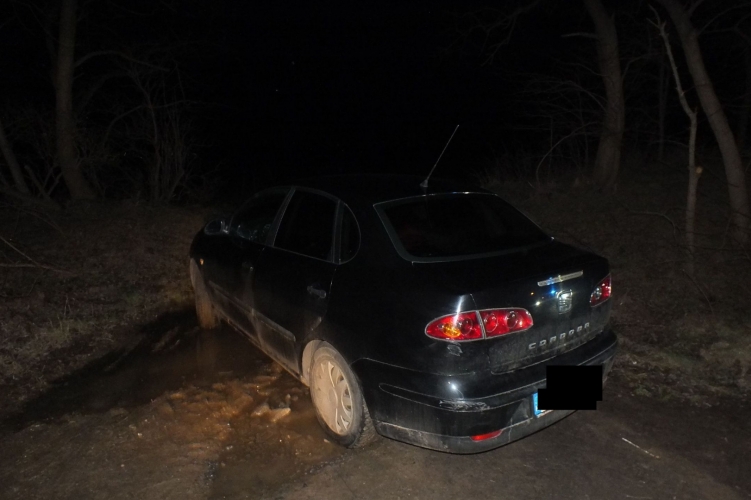 Járó motorral őrizetlenül hagyott autót tulajdonított el egy férfi