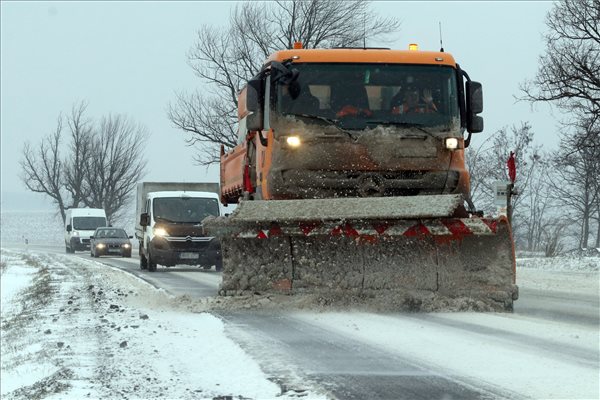 Csütörtökön kora délutánig kétszázhúsz helyen avatkoztak be a tűzoltók