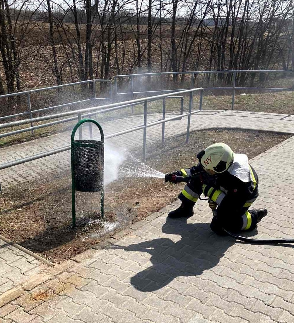 Égő cigarettacsikk okozott tüzet Nyíregyházán