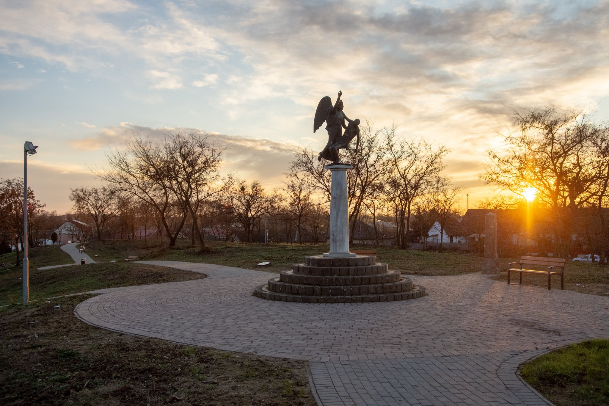 Biztonságosabbá válik Mátészalkán a Kegyeleti Park