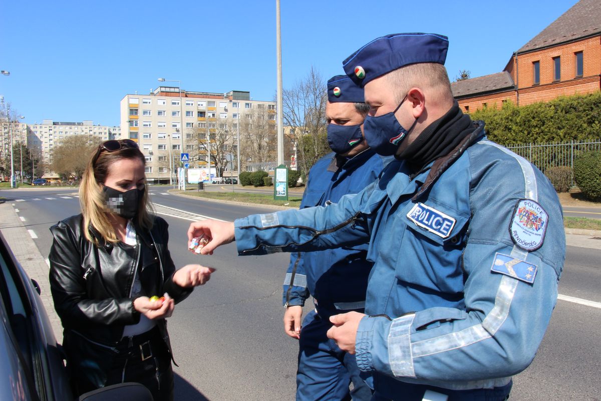 Csokitojást adtak a rendőrök a szabályosan közlekedőknek megyénk több településén