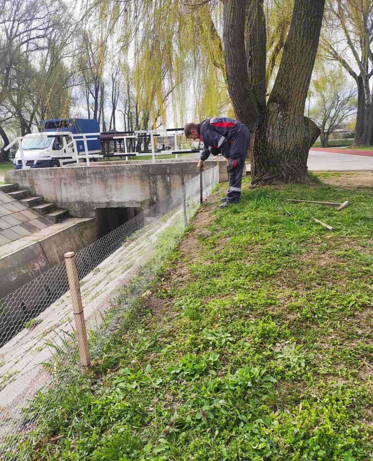 Zajlik a karbantartás a Bujtosi Városligetben