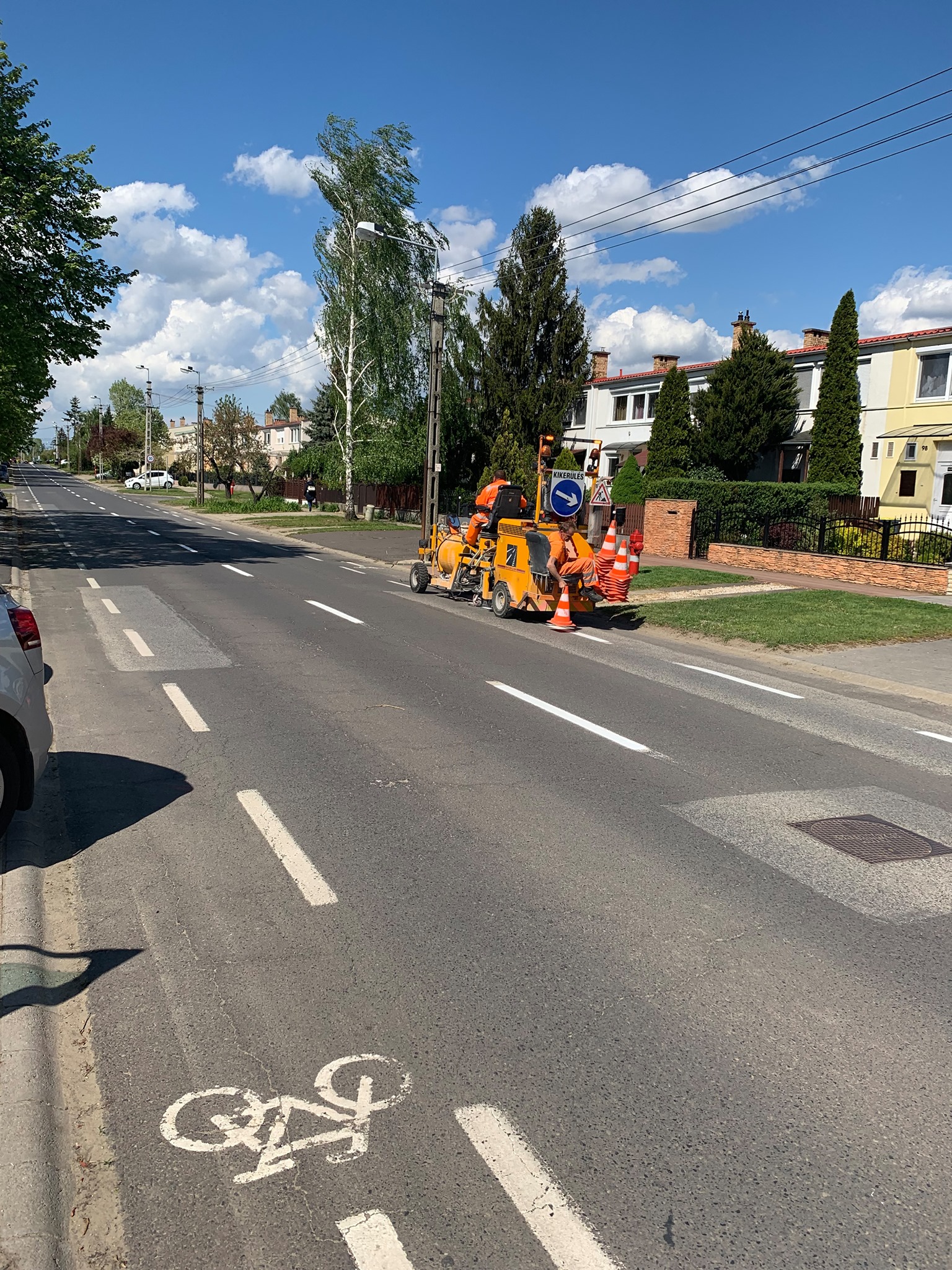 Útburkolati jeleket festenek városszerte