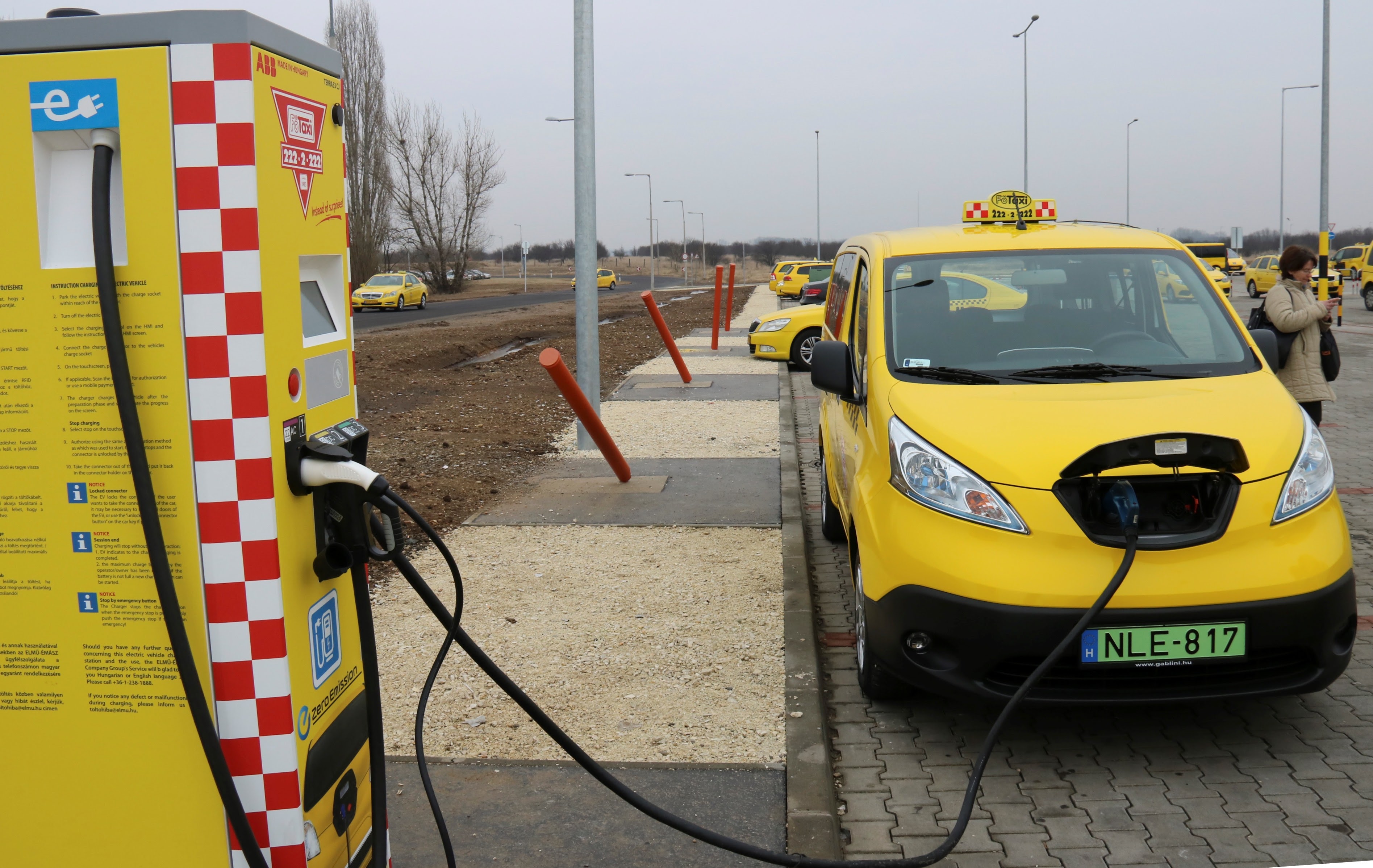 Támogatást kaphatnak a taxisok elektromos autó vásárláshoz