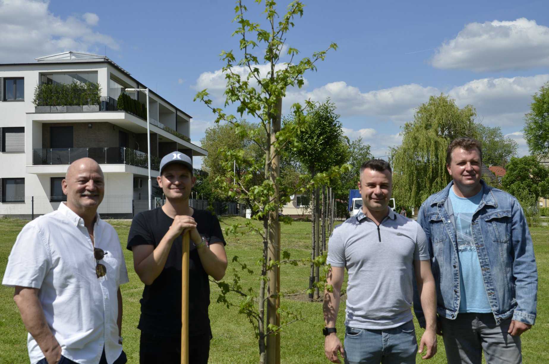 Puskás Peti ültett fát a VIDOR Ligetben