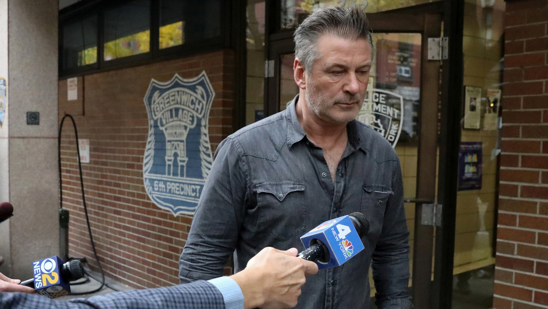 Alec Baldwin egy kellékfegyverrel lelőtt két embert egy filmforgatáson