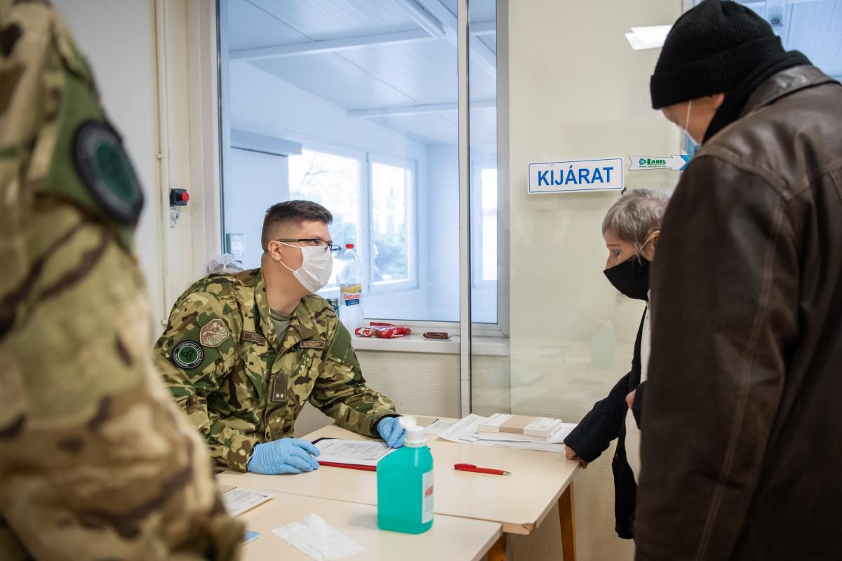 Katonák érkeztek a kórházakba az oltási akcióhét idejére