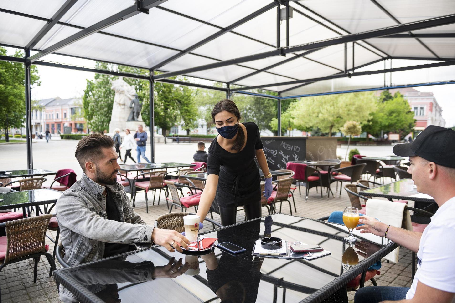 A kávézókban is csak az ott dolgozóknak kell maszkot viselni