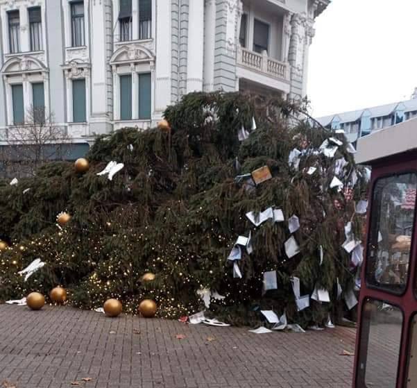 A viharos erejű szél kidöntötte a Kossuth téren a karácsonyfát 