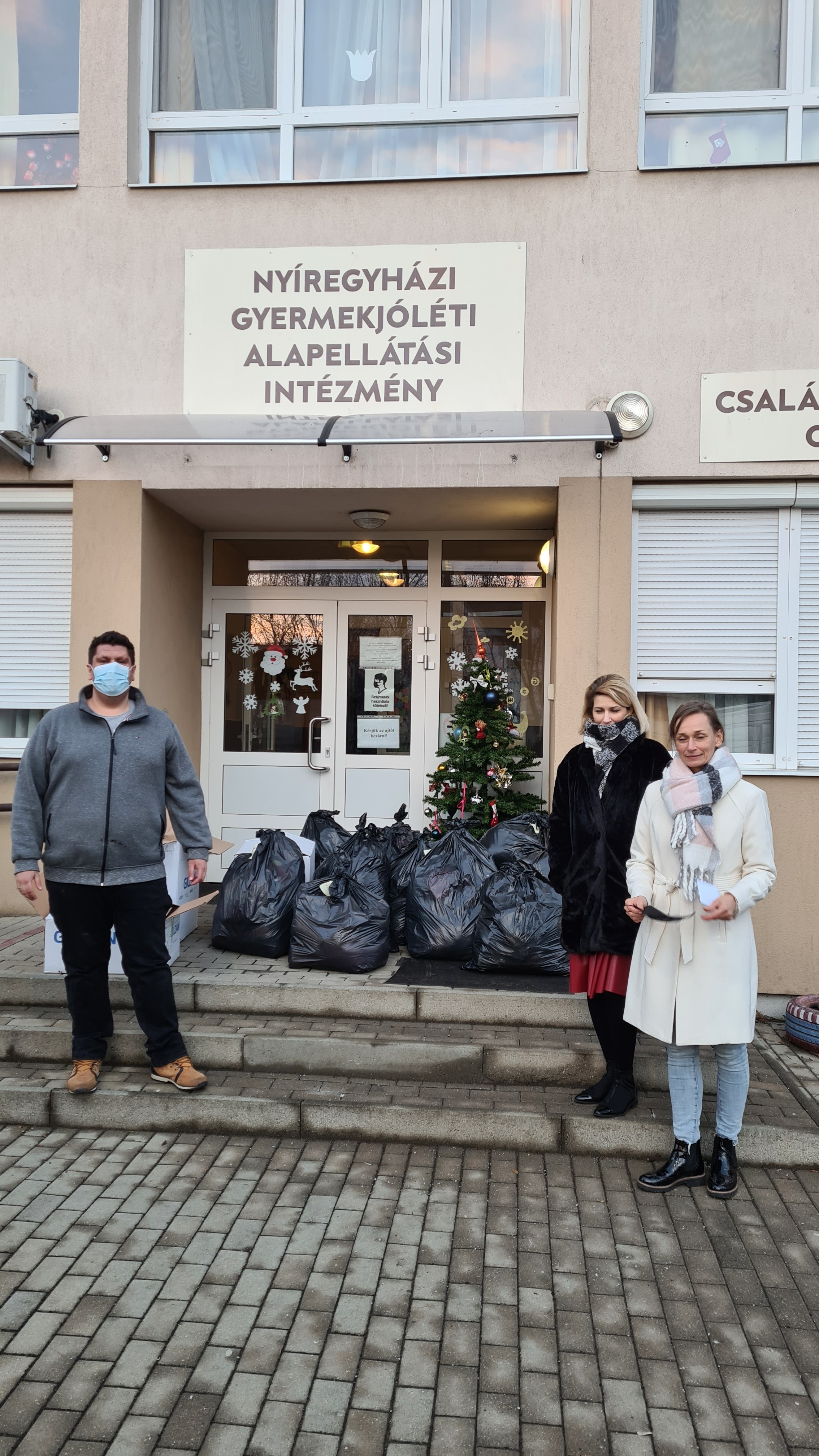 Jótékonykodtak és adományt gyűjtöttek az egyetemen