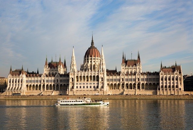 Megkezdi utolsó ülésszakát a jelenlegi parlament