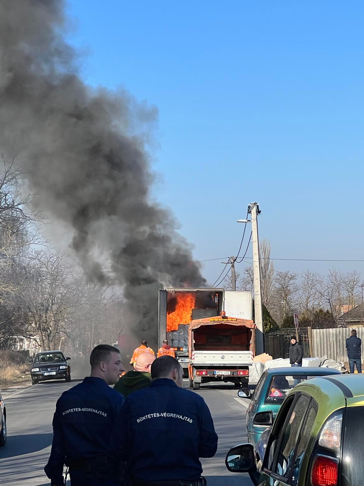 Teljes terjedelmében ég egy kamion raktere a Tiszavasvári úton