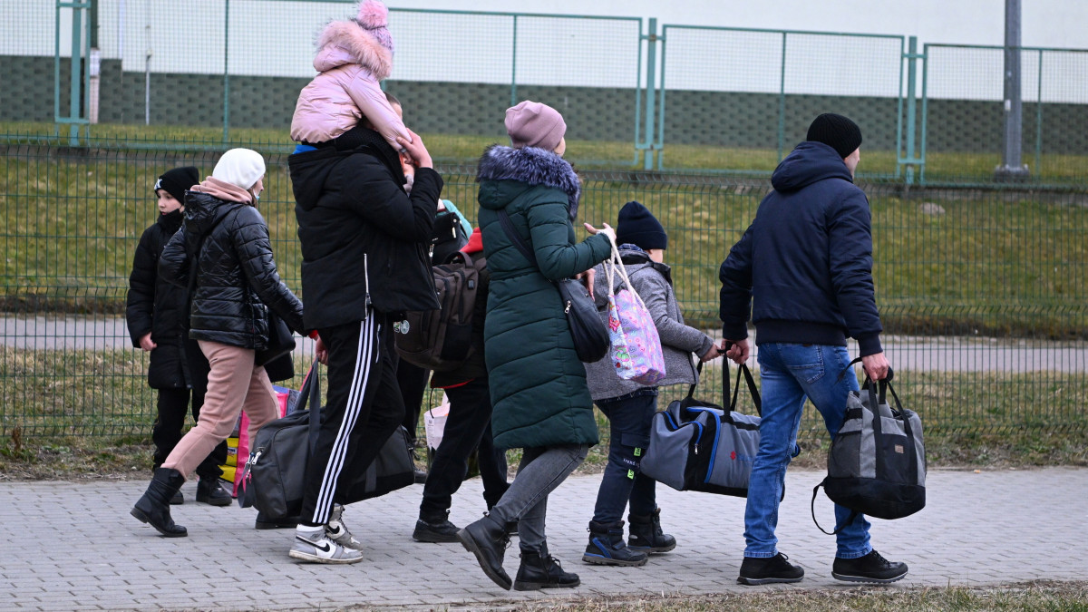 Még mindig több ezer menekült érkezik Ukrajnából