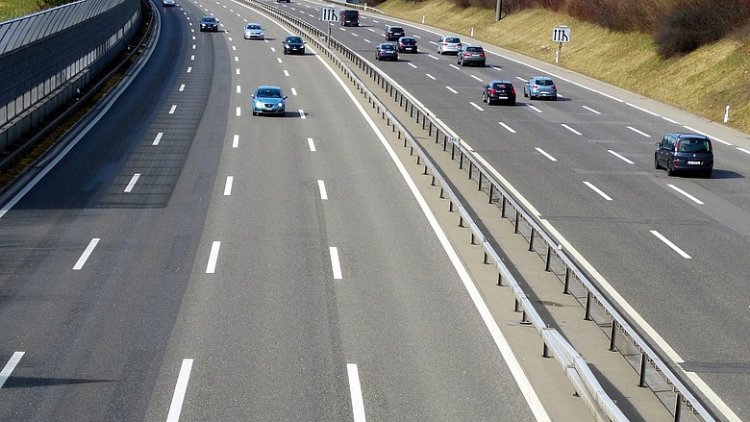  A Mohos pihenőhely után a védőkorlátot javítják