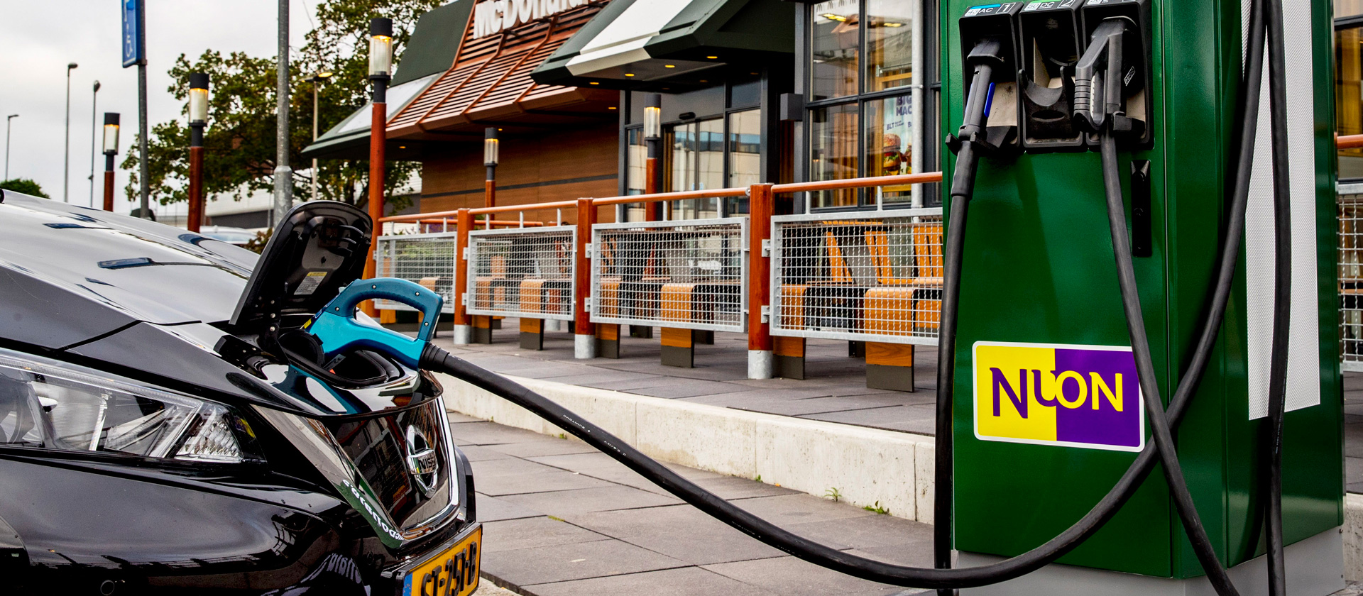 Elkezdődik a gyorsétterem lánc parkolóiban az elektromos töltők telepítése