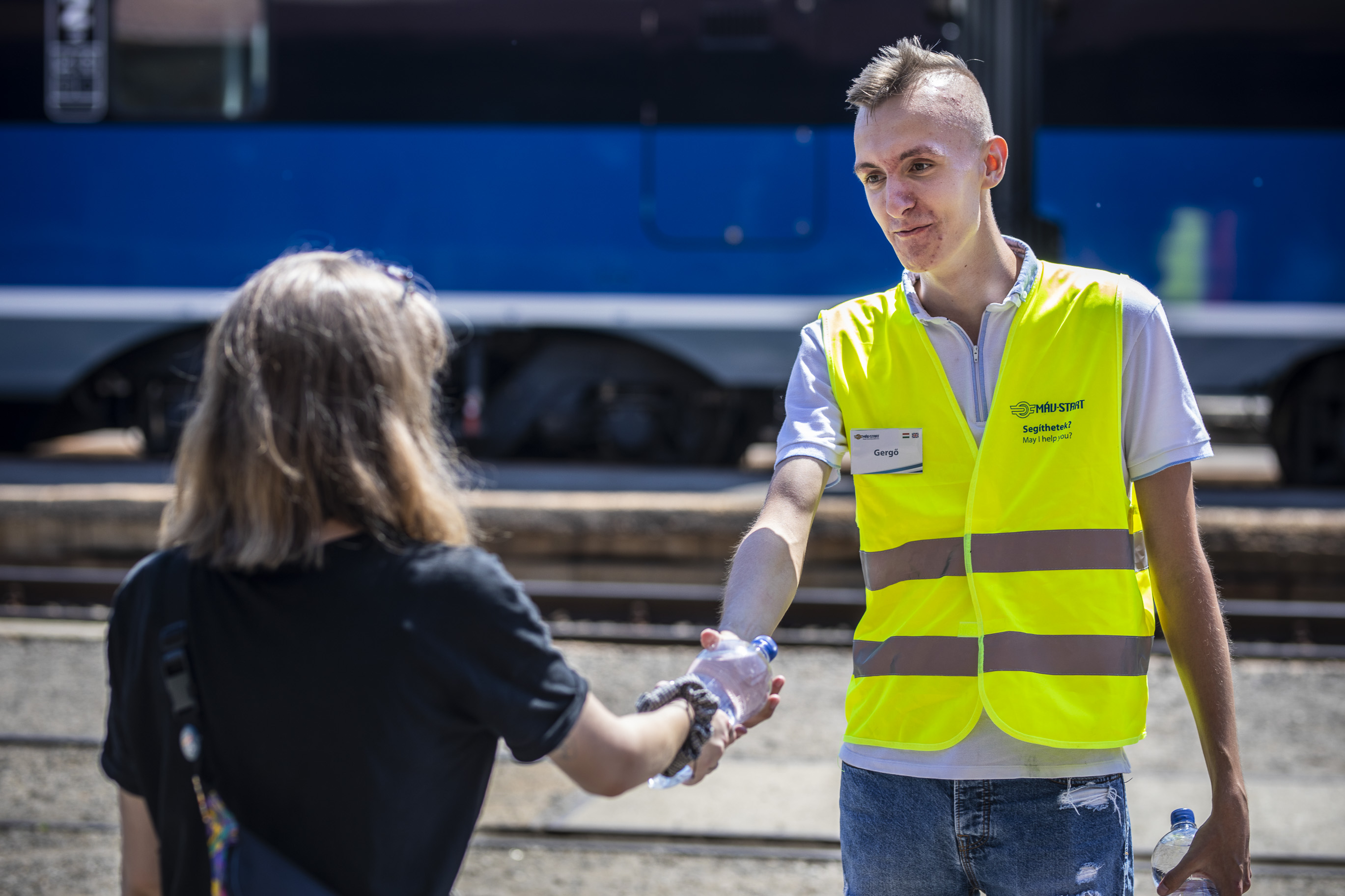 Vizet osztanak a nagyobb vasút- és buszállomásokon