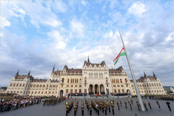 Felvonták a nemzeti lobogót az Országház előtt