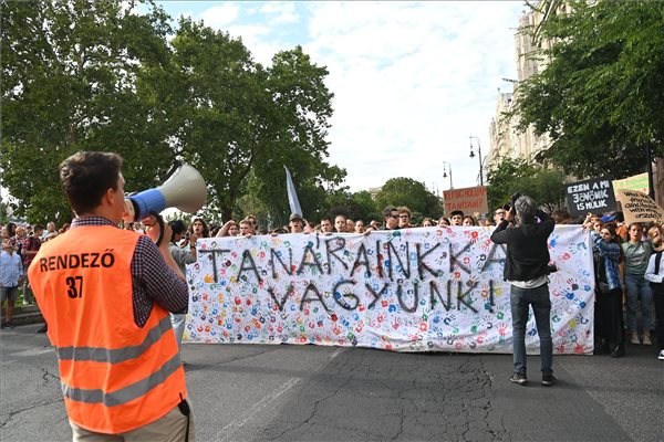 Az oktatás fejlesztéséért tüntettek a fővárosban