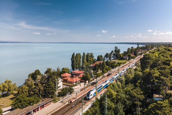 Az utószezonban is sokan utaztak vonattal a Balatonhoz