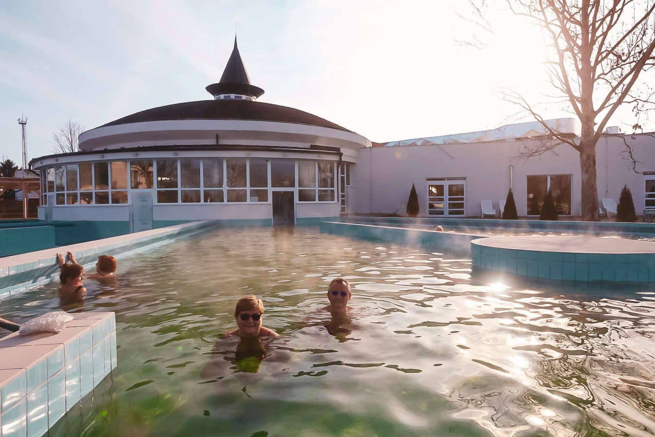 Télre kinyit az Aquacinema fürdő fedett részlege