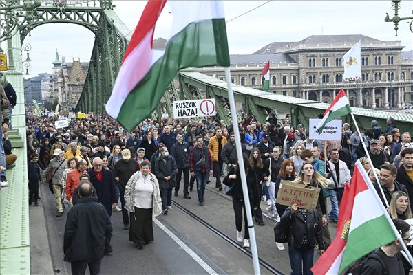 Szolidaritási tüntetést tartottak a tanárokért Budapesten