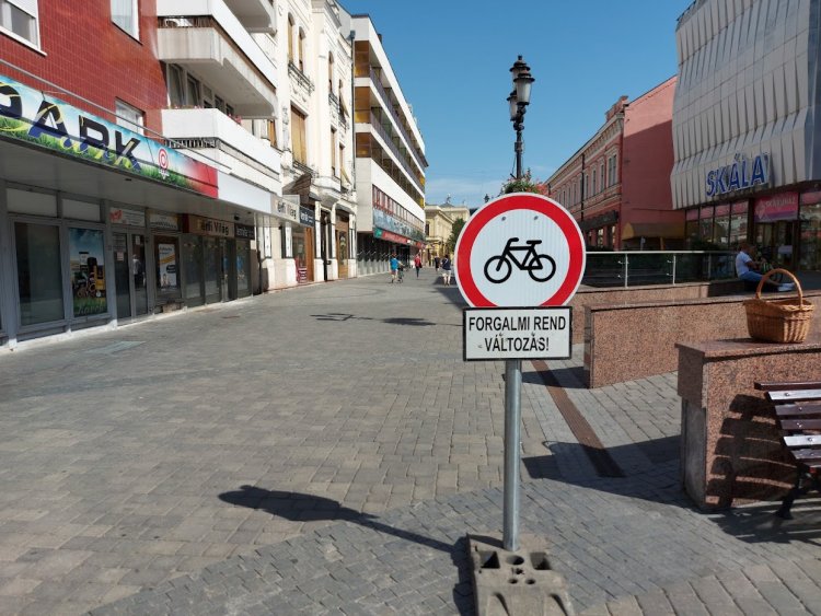 Az év végéig tilos kerékpárral behajtani Nyíregyháza belvárosába