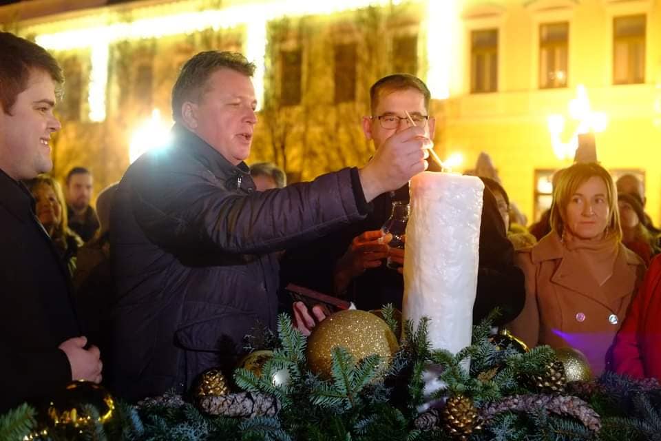 Fellobbant a harmadik adventi gyertya lángja Nyíregyházán 