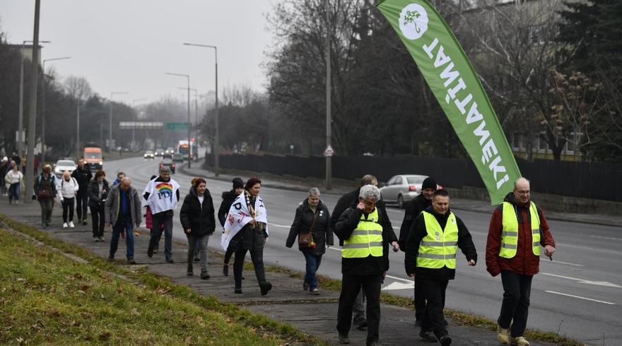 Több mint 30 kilométert gyalogoltak a tiltakozó tanárok 