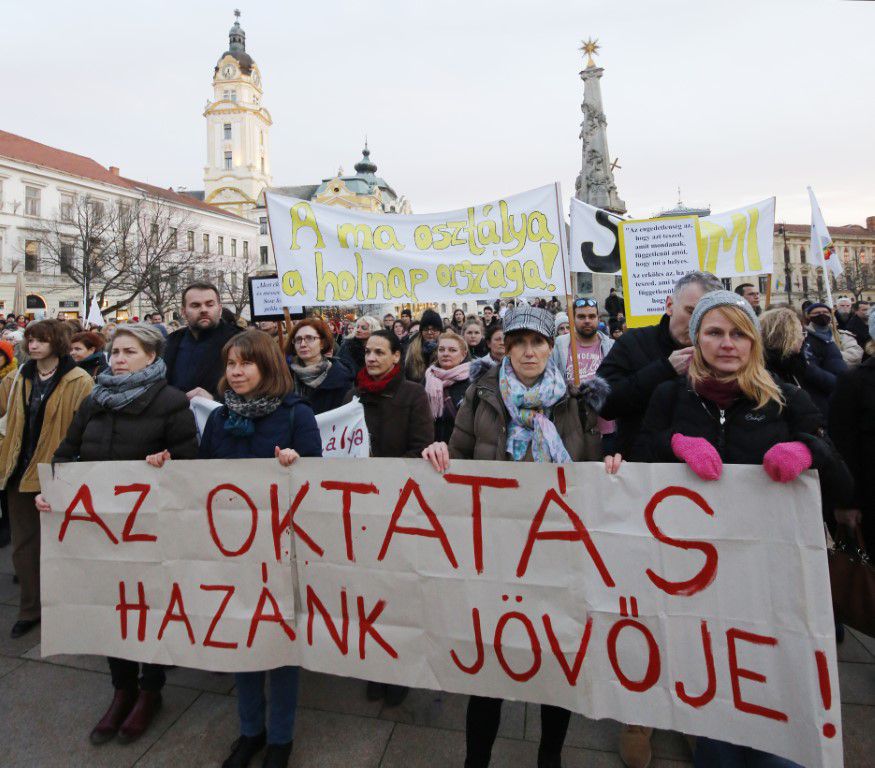 Folytatják a sztrájkot a tanárok