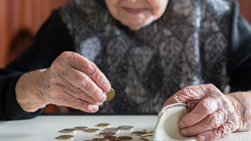 Sok idős embernek csak átmeneti könnyítést jelent a 13. havi nyugdíj