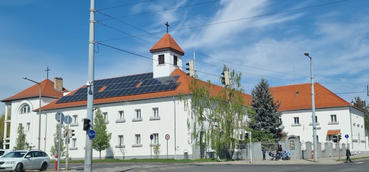 Megáldották a felújított papi szociális otthon épületét Nyíregyházán