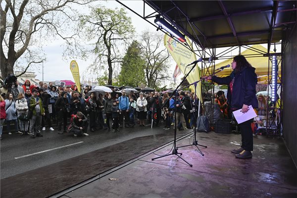 A státusztörvénye ellen demonstráltak a pedagógusok Budapesten 