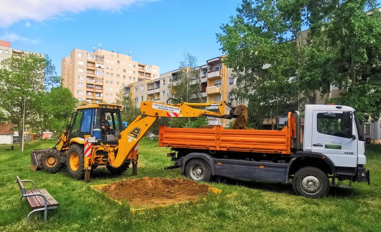 Friss földet kapnak a játszóterek homokozói