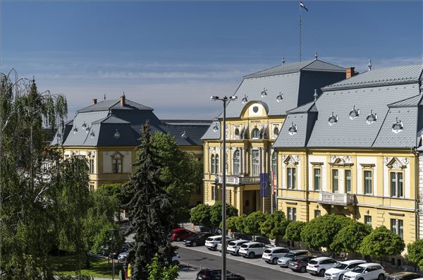 Átadták a nyíregyházi vármegyeháza felújított tetőszerkezetét