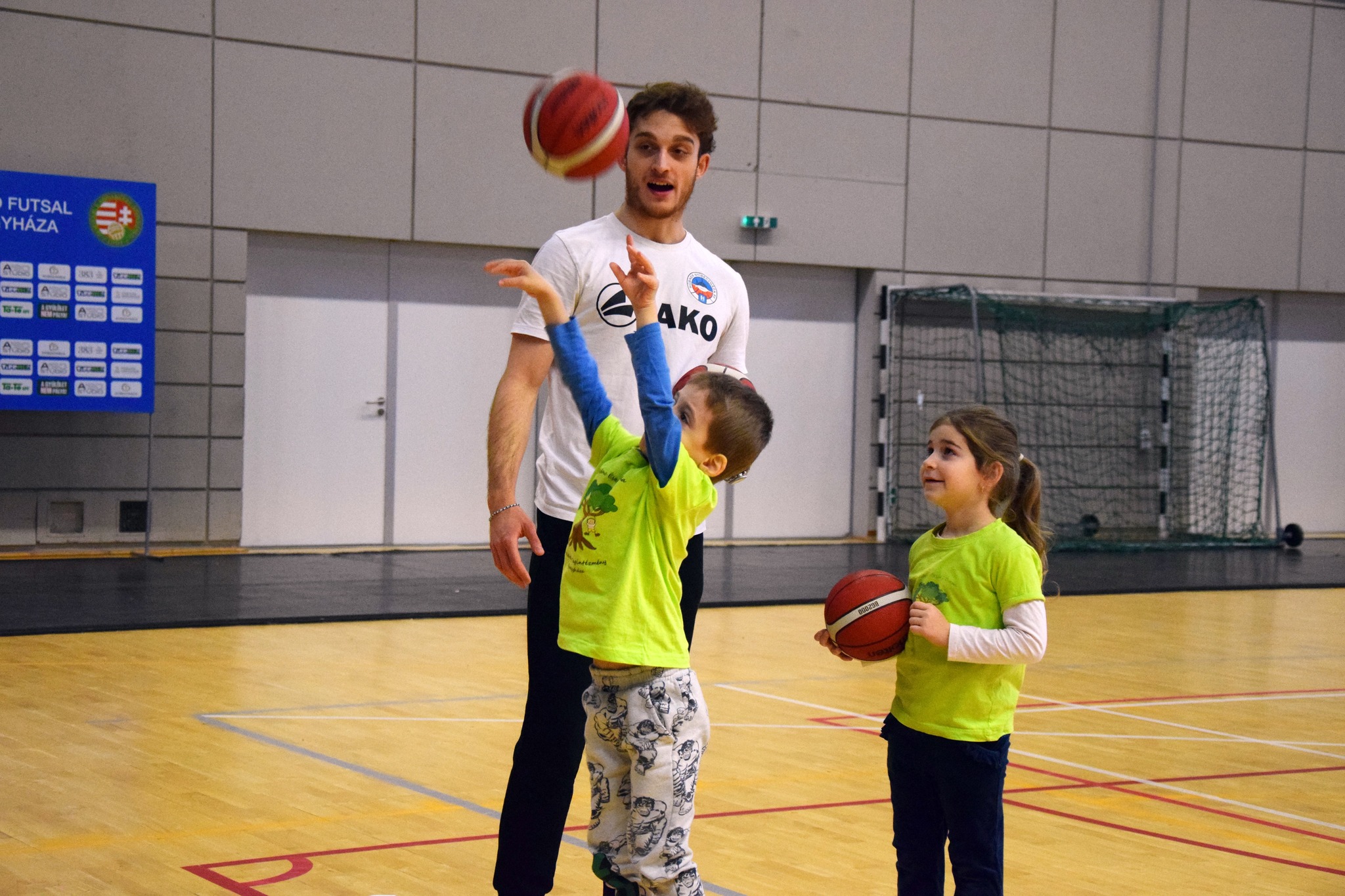 Ovisok pattogtatták a labdát a Continental Arénában