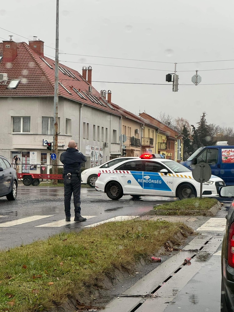 Érdemes rendőrt hívni, ha a kátyú kárt tett az autóban