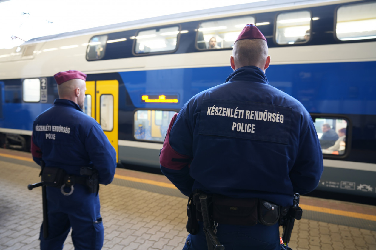 Fokozott ellenőrzést tart a vonatokon és a pályaudvarokon a rendőrség