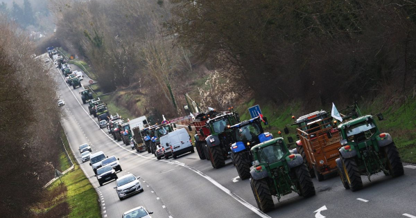 Párizs ostrom alatt, és Brüsszelben is felsorakoztak már a traktorok