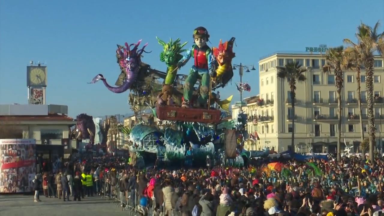 Tömegek karneváloznak Velencében