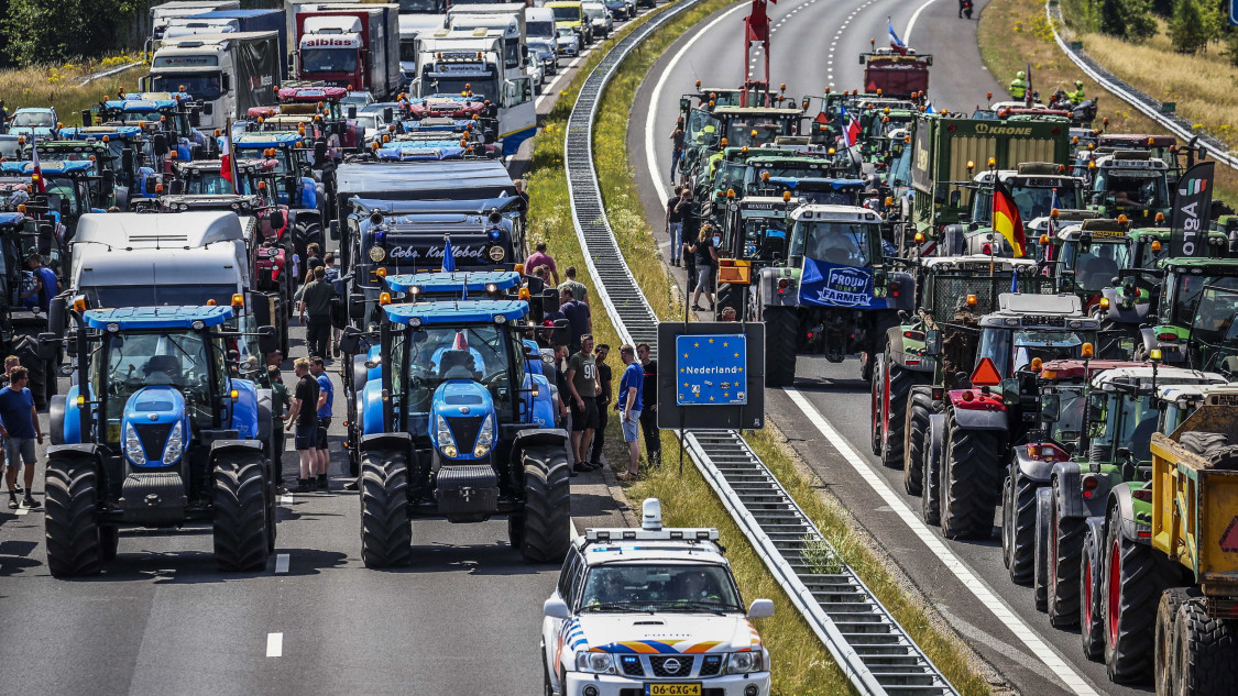 Gazdák vonultak utcára Hollandiában, több autópálya forgalma akadozik