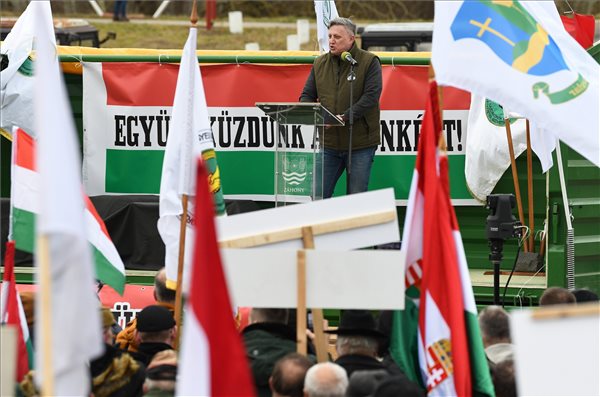 Magyar gazdák demonstráltak a záhonyi határátkelőnél