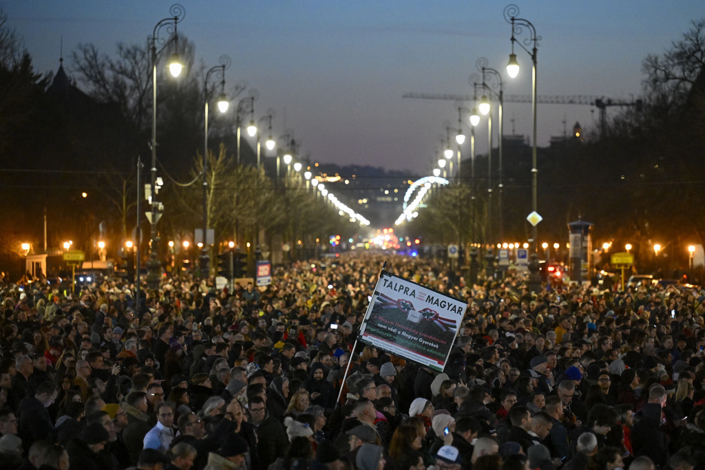 A gyermekek védelméért demonstráltak Budapesten